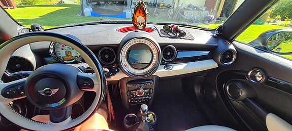 MINI Cooper S 2 of 5
