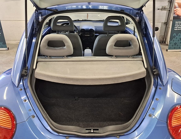 Volkswagen New Beetle 15 of 18