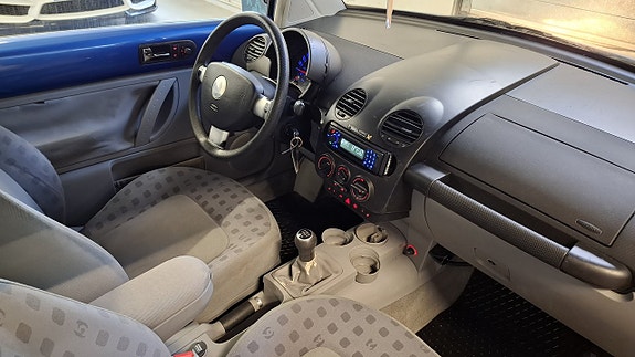 Volkswagen New Beetle 11 of 18