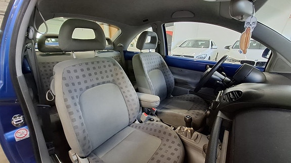 Volkswagen New Beetle 13 of 18