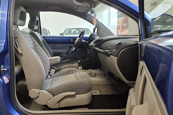Volkswagen New Beetle 12 of 18