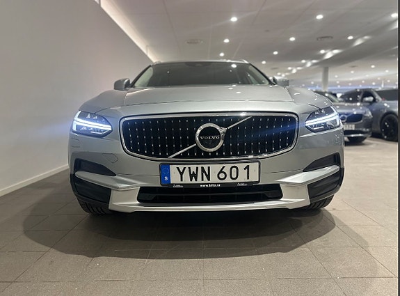 Volvo V90 Cross Country 2 of 5