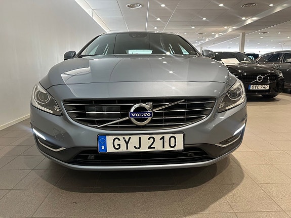 Volvo V60 2 of 5