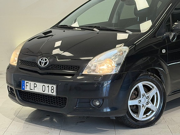Toyota Corolla Verso 2 of 5