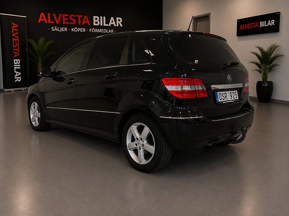 Mercedes-Benz B180 3 of 5