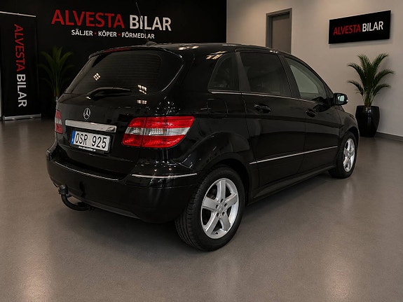 Mercedes-Benz B180 2 of 5