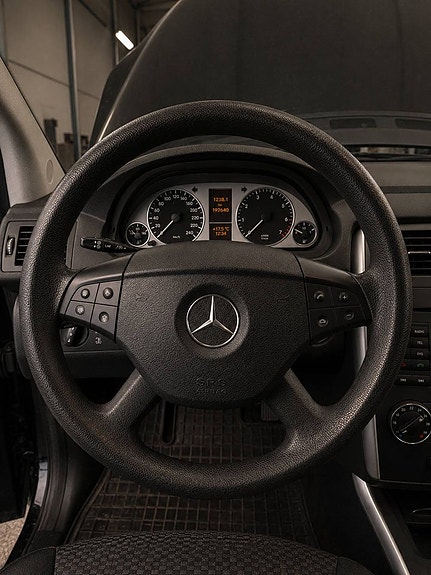 Mercedes-Benz B180 12 of 12