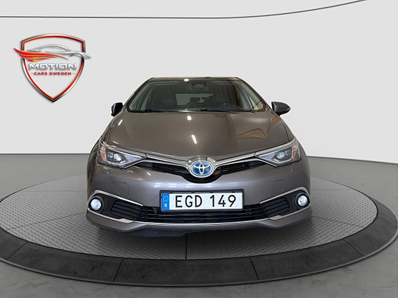 Toyota Auris 2 of 5