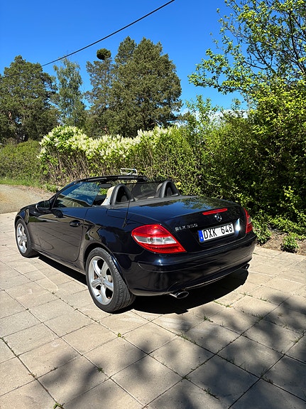 Mercedes-Benz SLK350 4 of 5