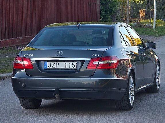 Mercedes-Benz E220 4 of 5