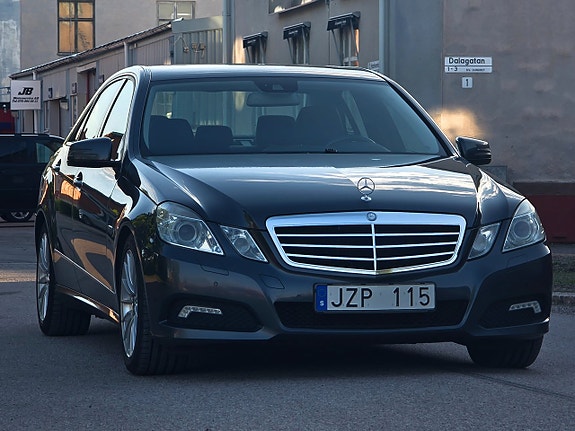 Mercedes-Benz E220 3 of 5