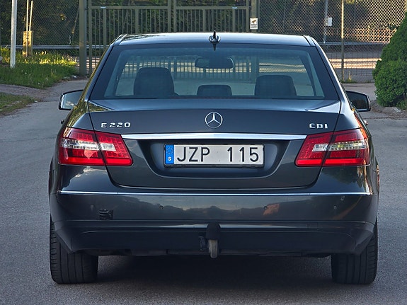 Mercedes-Benz E220 5 of 5