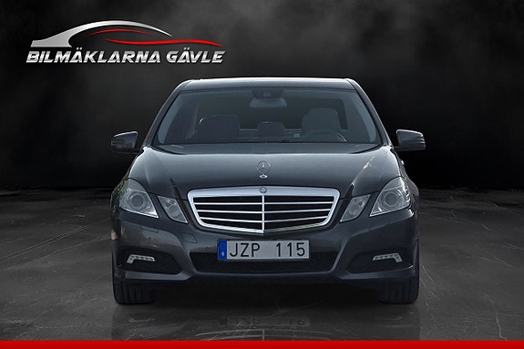 Mercedes-Benz E220 2 of 5
