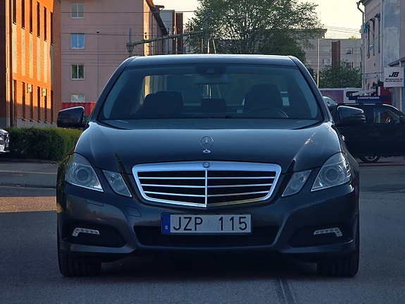 Mercedes-Benz E220 2 of 5
