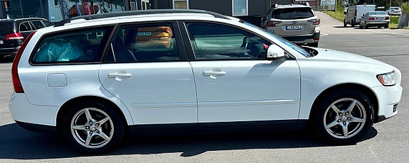 Volvo V50 3 of 5