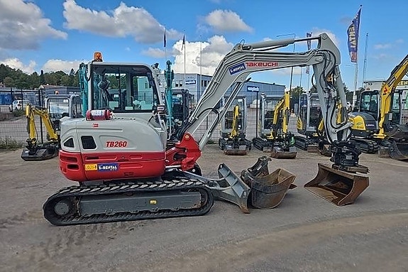 Takeuchi TB260 Rototilt & 3 skopor
