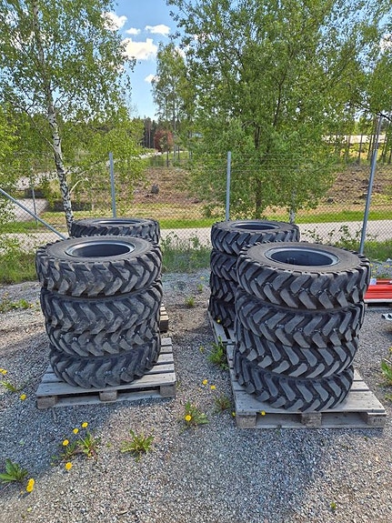 Däck par till grävmaskin