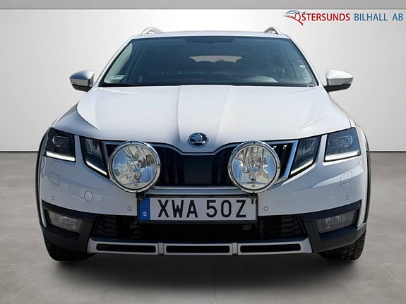 Skoda Octavia Scout 2 of 5