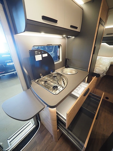 Knaus L!ve Ti 650 MEG Black Selection Mässerbjudande I Låga Långbäddar I AUT I Adaptiv 6 of 28