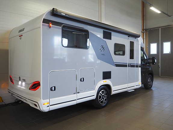 Knaus L!ve Ti 650 MEG Black Selection Mässerbjudande I Låga Långbäddar I AUT I Adaptiv 3 of 28