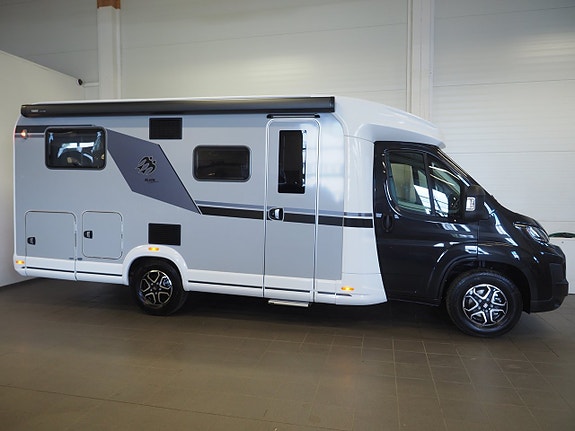 Knaus L!ve Ti 650 MEG Black Selection Mässerbjudande I Låga Långbäddar I AUT I Adaptiv 2 of 28