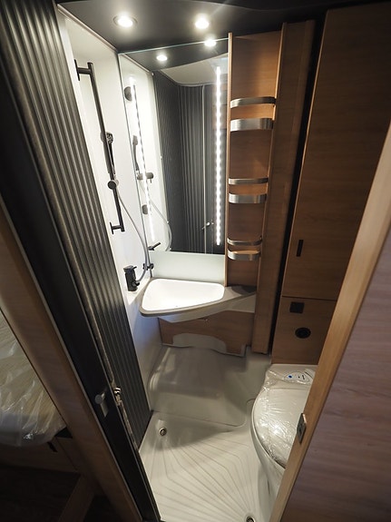 Knaus L!ve Ti 650 MEG Black Selection Mässerbjudande I Låga Långbäddar I AUT I Adaptiv 9 of 28