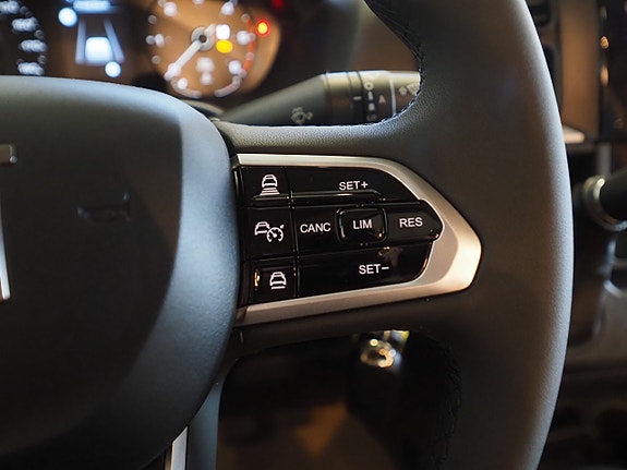 Knaus L!ve Ti 650 MEG Black Selection Mässerbjudande I Låga Långbäddar I AUT I Adaptiv 24 of 28