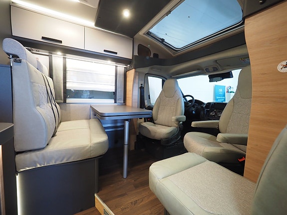 Knaus L!ve Ti 650 MEG Black Selection Mässerbjudande I Låga Långbäddar I AUT I Adaptiv 4 of 28