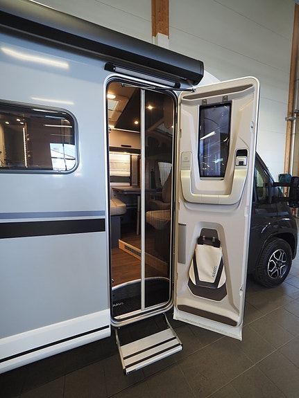 Knaus L!ve Ti 650 MEG Black Selection Mässerbjudande I Låga Långbäddar I AUT I Adaptiv 18 of 28