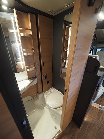 Knaus L!ve Ti 650 MEG Black Selection Mässerbjudande I Låga Långbäddar I AUT I Adaptiv 10 of 28