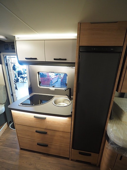 Knaus L!ve Ti 650 MEG Black Selection Mässerbjudande I Låga Långbäddar I AUT I Adaptiv 8 of 28