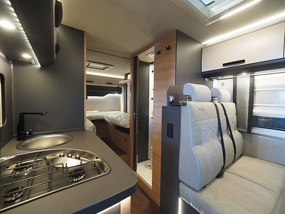 Knaus L!ve Ti 650 MEG Black Selection Mässerbjudande I Låga Långbäddar I AUT I Adaptiv 7 of 28