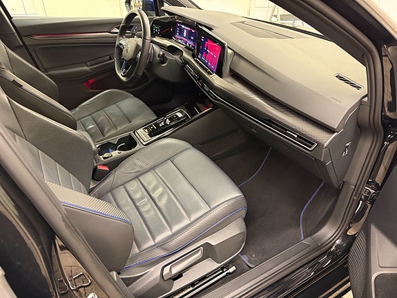 Volkswagen Golf VIII 10 of 12