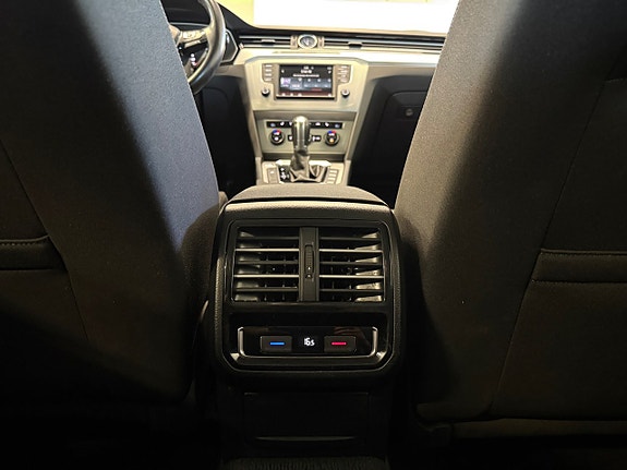 Volkswagen Passat 16 of 19
