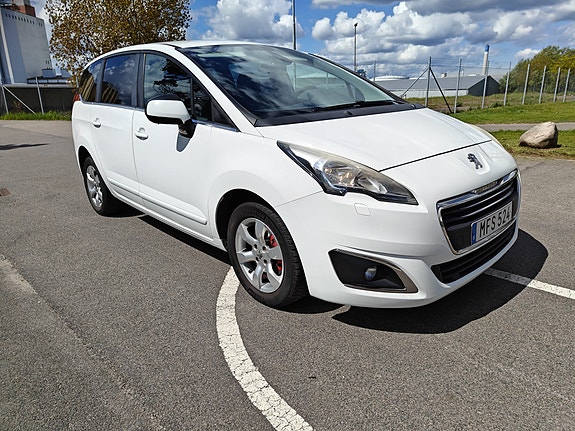 Peugeot 5008 2 of 5
