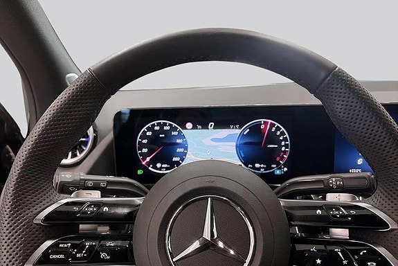 Mercedes-Benz GLA250 e 10 of 17
