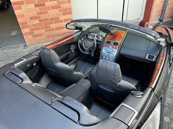 Aston Martin DB9 10 of 26