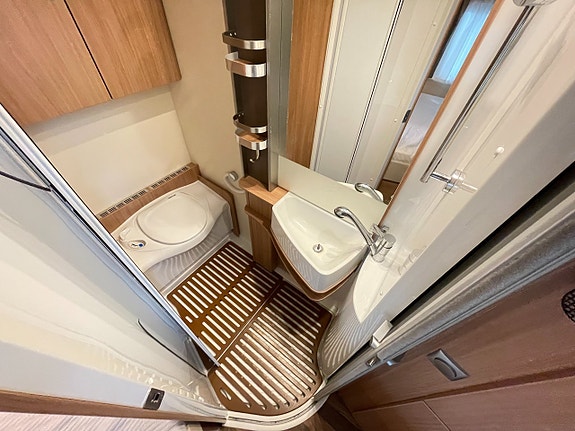 Knaus 650 Sky Wave /ALDE/Taksäng/Solcell/Cykelställ/Markis/150hk 13 of 21