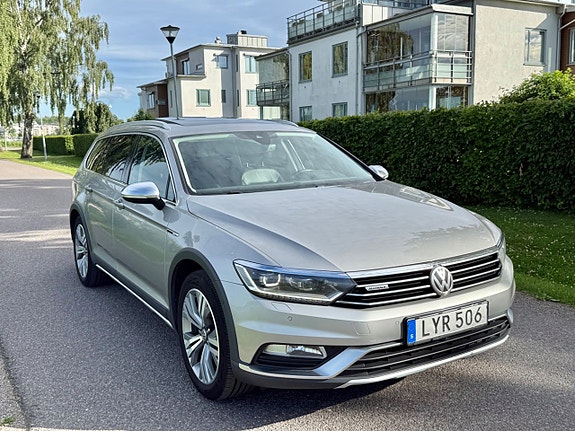 Volkswagen Passat Alltrack 2 of 5