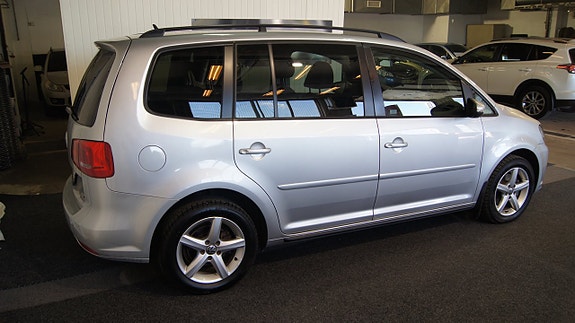 Volkswagen Touran 2 of 5