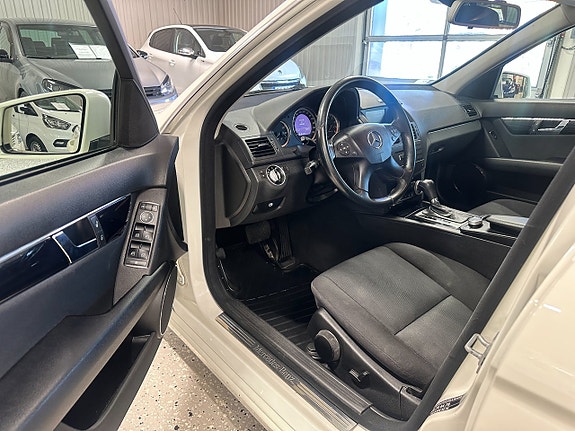 Mercedes-Benz C180 14 of 30