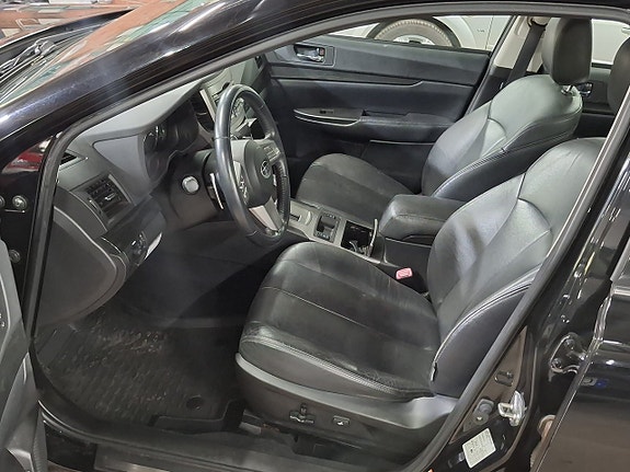 Subaru Legacy 8 of 12