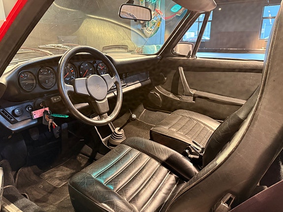 Porsche 911 Targa 16 of 22