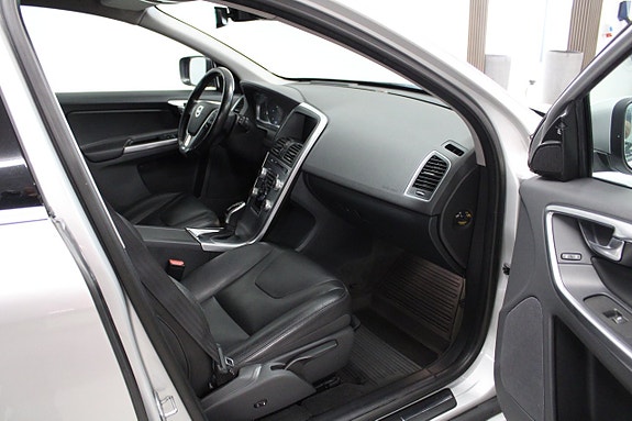 Volvo XC60 8 of 12