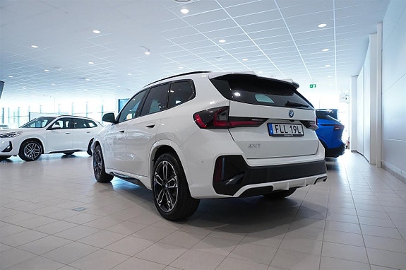 BMW iX1 4 of 11