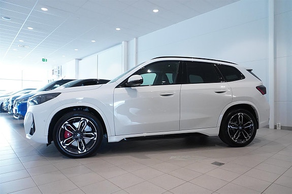 BMW iX1 3 of 11