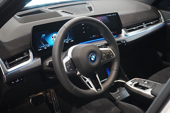 BMW iX1 2 of 11