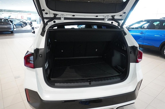 BMW iX1 5 of 11