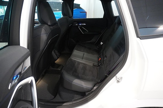 BMW iX1 6 of 11