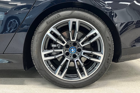 BMW i5 14 of 17